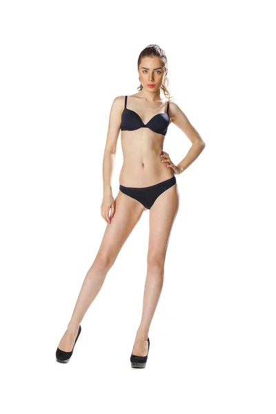Ganzkörperporträt eines schönen jungen Models im schwarzen Bikini — Stockfoto