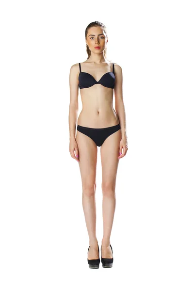 Full längd porträtt av en vacker ung modell i svart bikini — Stockfoto