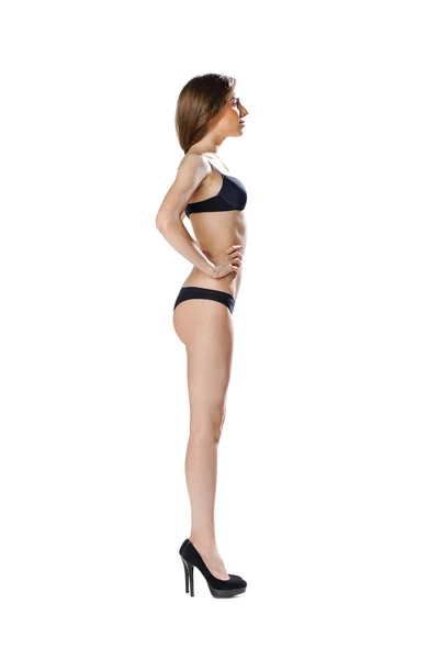 Retrato de comprimento total de um belo modelo jovem em biquíni preto — Fotografia de Stock