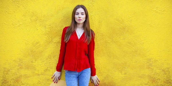 Mujer joven atractiva, contra el fondo de la pared amarilla —  Fotos de Stock