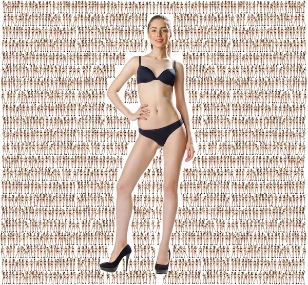 Ritratto a figura intera di una bella giovane modella in bikini nero — Foto Stock