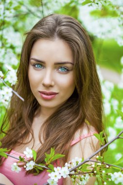 Arka plan üzerine güzel bir genç kız portresi kapatın