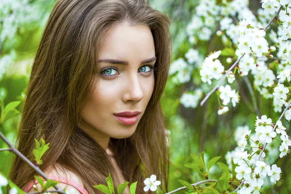 Portret van een mooi jong meisje op de achtergrond van close-up — Stockfoto