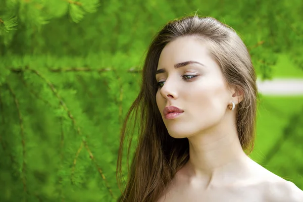 Retrato de una joven morena — Foto de Stock