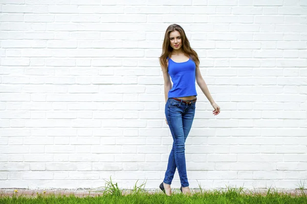 Retrato de una hermosa mujer en jeans azules — Foto de Stock