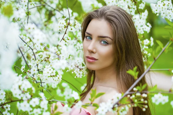 Portret van een mooi jong meisje op de achtergrond van close-up — Stockfoto