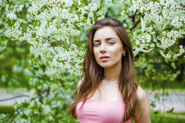 Portret van een mooi jong meisje op de achtergrond van close-up — Stockfoto