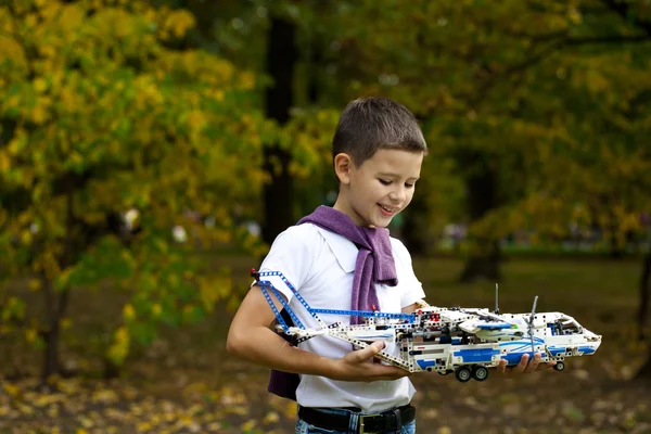 少年は、機体を保持しています。 — ストック写真