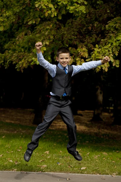 Porträt eines hübschen Geschäftsjungen — Stockfoto