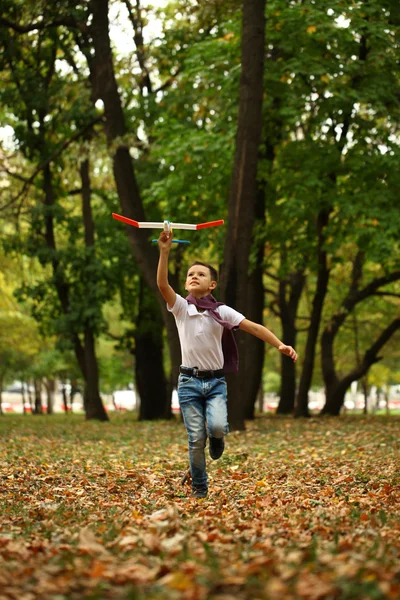 Boy holds airframe — Stock Photo, Image