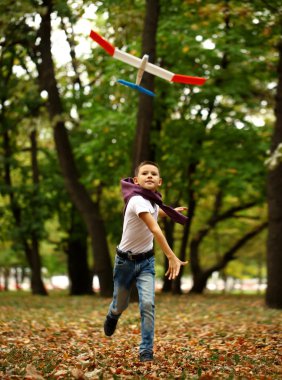 Çocuk iskeleti tutar