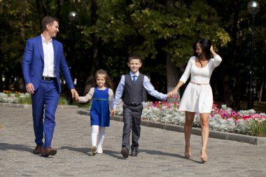 Mutlu aile banliyö cadde boyunca yürüyüş