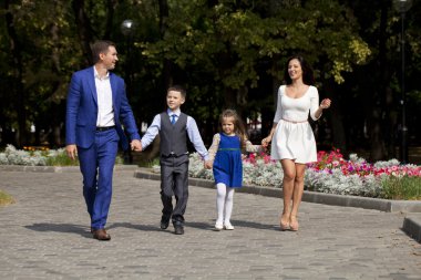 Mutlu aile banliyö cadde boyunca yürüyüş