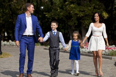 Mutlu aile banliyö cadde boyunca yürüyüş