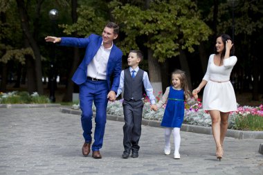 Mutlu aile banliyö cadde boyunca yürüyüş