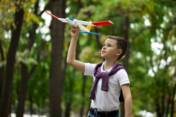 Boy sostiene fuselaje —  Fotos de Stock