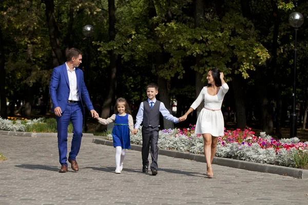 Щаслива родина, гуляючи по вулиці Приміська — стокове фото