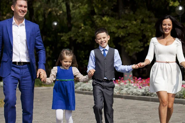 Família feliz andando ao longo da rua Suburban — Fotografia de Stock