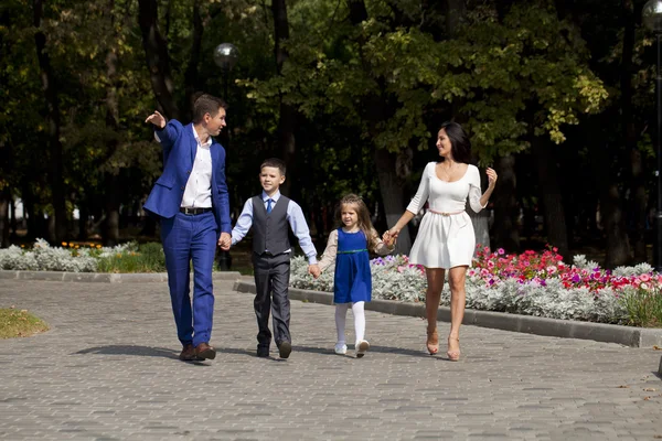 Família feliz andando ao longo da rua Suburban — Fotografia de Stock