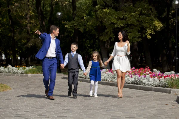 Gelukkige familie wandelen langs Suburban Street — Stockfoto