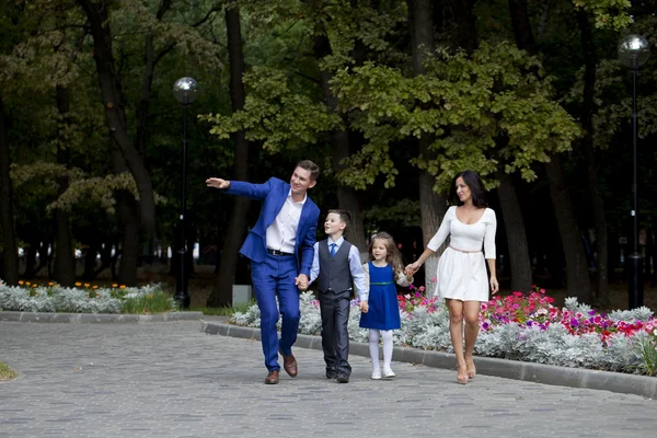 Família feliz andando ao longo da rua Suburban — Fotografia de Stock