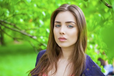 Rus güzellik - beyaz huş ağacı, genç esmer kız