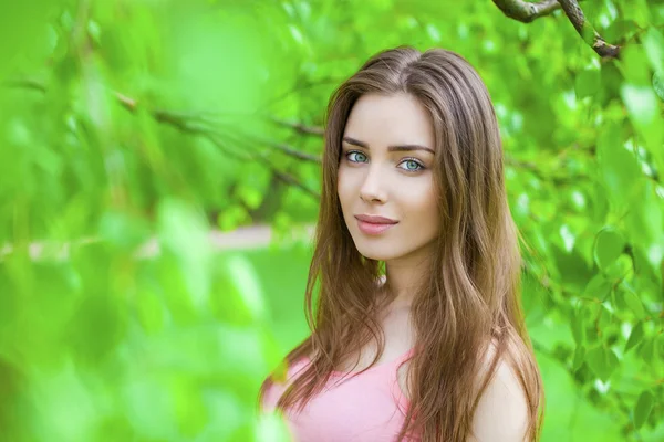 Beauté russe - Jeune fille brune à un bouleau blanc — Photo