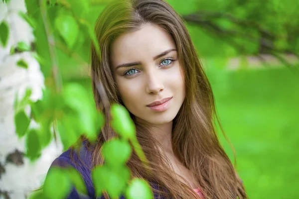 Russische schoonheid - jonge brunette meisje op een witte berk — Stockfoto