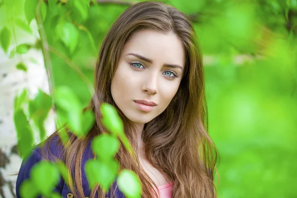 Russian beauty - Young brunette girl at a white birch — Stock Photo, Image