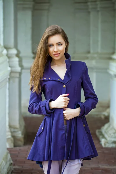 Koyu mavi paltolu güzel seksi bir genç kadın portresi — Stok fotoğraf