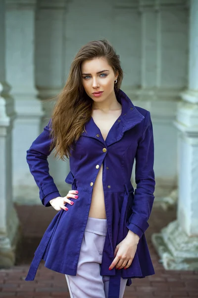 Retrato de una hermosa joven sexy con abrigo azul oscuro — Foto de Stock