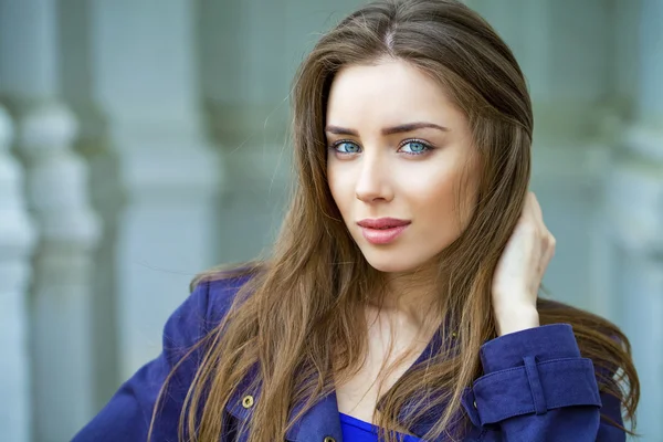 Portrait of young brunette woman — Stock Photo, Image