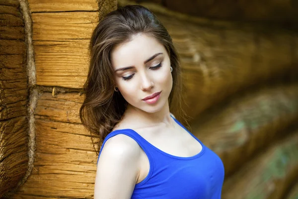Сексуальна молода жінка на тлі старої дерев'яної дошки — стокове фото