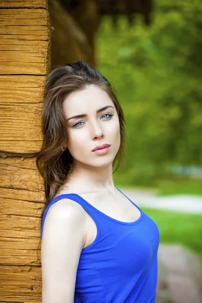 セクシーな若い女性が、古い木の板の背景 — ストック写真