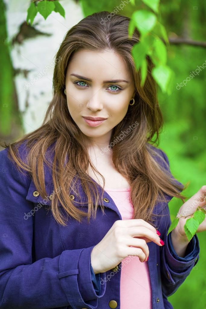 Beauté Russe Jeune Fille Brune à Un Bouleau Blanc — Photographie Arkusha © 82947290