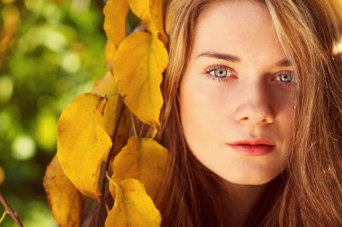 güzel model ile sonbahar yaprakları ve sarı Bahçe backgr düşmek