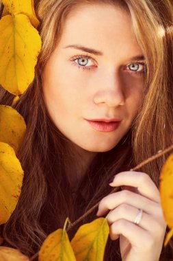 güzel model ile sonbahar yaprakları ve sarı Bahçe backgr düşmek