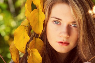güzel model ile sonbahar yaprakları ve sarı Bahçe backgr düşmek