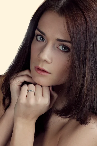Vacker ung kvinna i grå bakgrund — Stockfoto