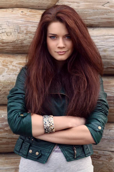 Retrato de una hermosa joven — Foto de Stock