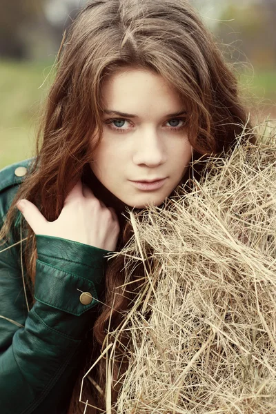 Close-up portret van een gelukkige jonge vrouw — Stockfoto