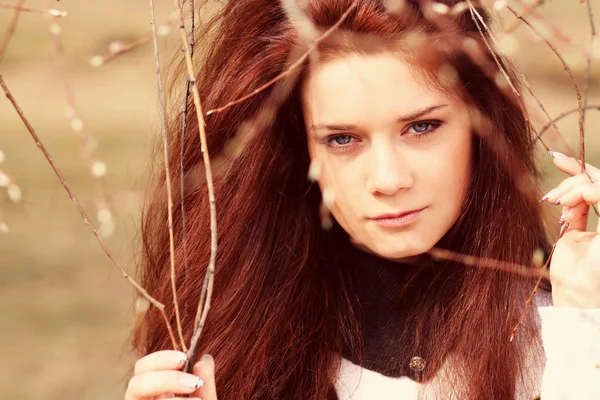 Mooie jonge vrouw — Stockfoto