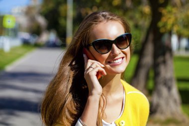 telefon ederken mutlu güzel kadın