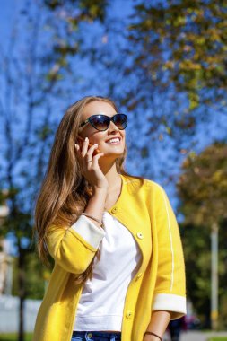 telefon ederken mutlu güzel kadın