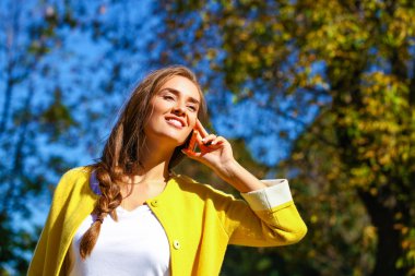 telefon ederken mutlu güzel kadın