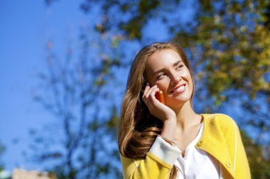 telefon ederken mutlu güzel kadın