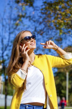 telefon ederken mutlu güzel kadın