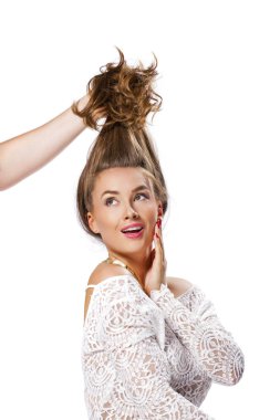 Makyaj, genç güzel kadın trendy çekici saç modeli ile saç