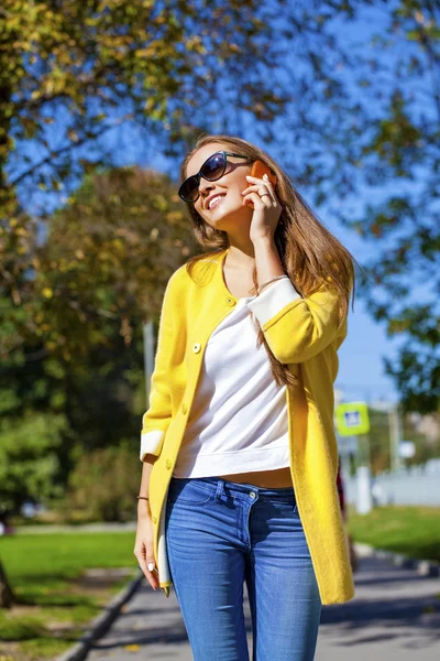 Happy beautiful woman calling by phone — Stock Photo, Image