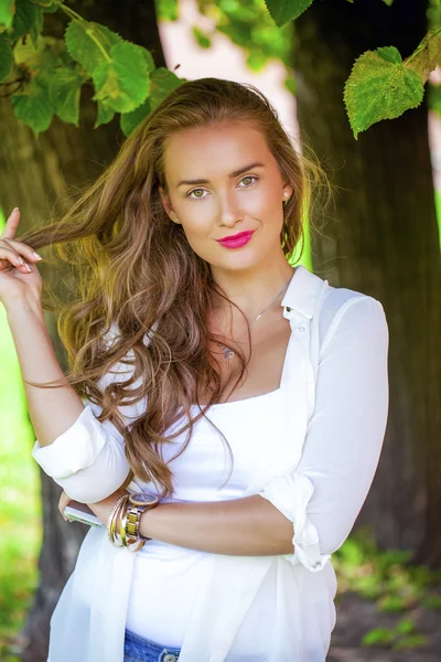 Jovem mulher bonita — Fotografia de Stock